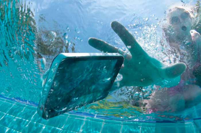 Dropping Phone In Water - passo 1