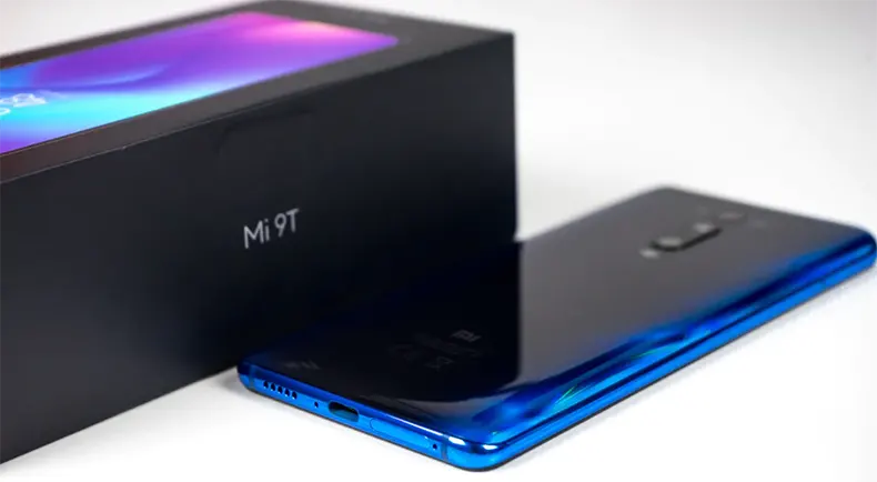 Celular cor azul na caixa